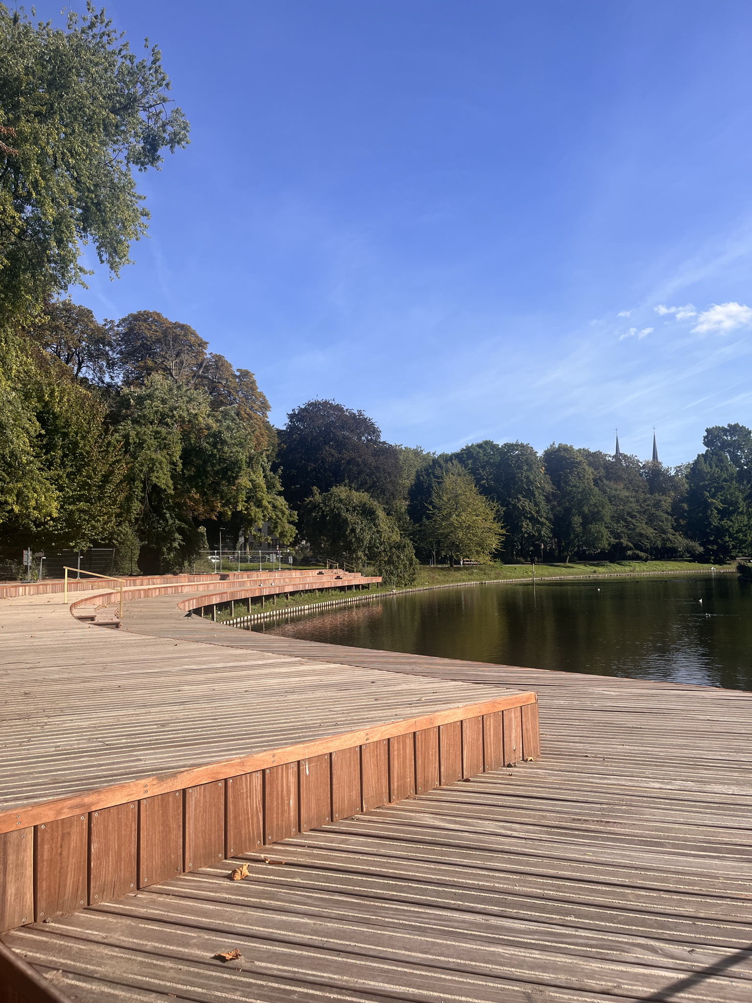 De vijver in het Stadspark kreeg een nieuw houten ponton op de oever en boven het water © stad Antwerpen