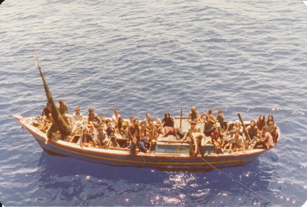 Het Belgisch schip E.R. Brugge ontdekt op de Zuid-Chinese zee een stuurloos ronddobberend schip. Daarop zitten Hung en 63 anderen die gevlucht zijn uit Vietnam, 1981. Collectie Joos Vanneste