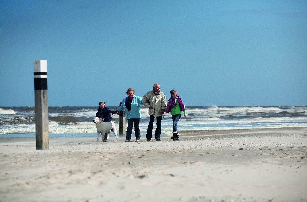 Familie mit Hund am Strand