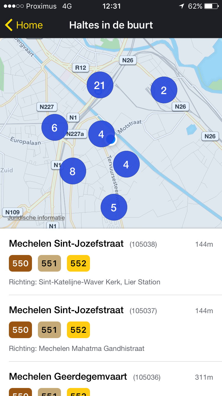 5. De kaart op het startscherm geeft je huidige positie weer. Als je hierop 'tapt', krijg je de haltes in je buurt te zien (= screenshot). De cijfers geven 'clusters' van haltes weer. Als je hierop 'tapt', wordt er ingezoomd op de kaart en krijg je de haltes afzonderlijk te zien.