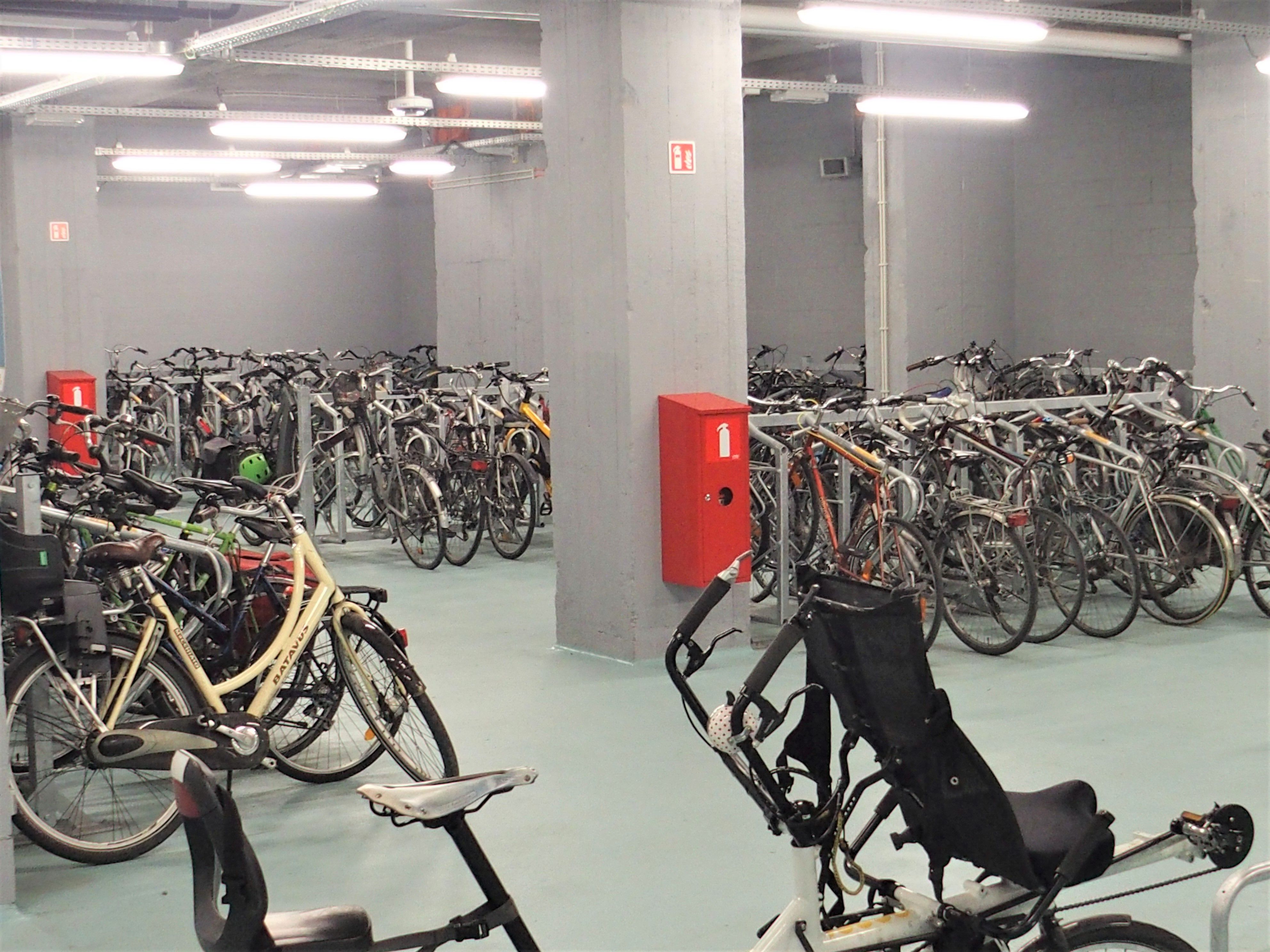 Le nouveau parking pour vélos élargi est très facile d'accès depuis le hall de gare via les escalators et les ascenseurs