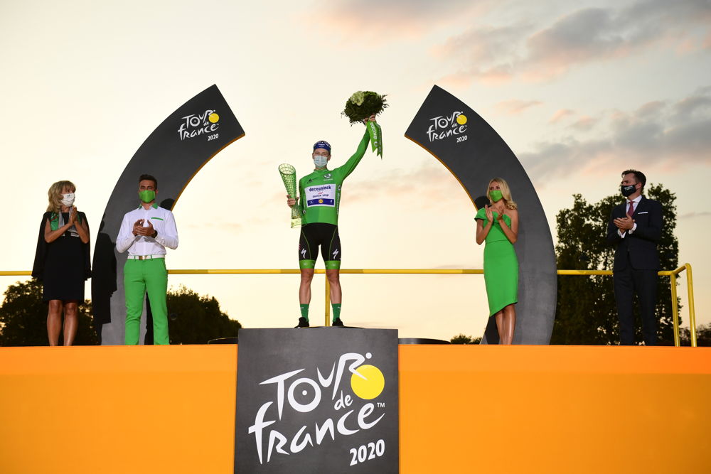 The green trophy for the winner of the points classification
received Sam Bennett, yesterday in Paris. As the best
sprinter, the 29-year-old Irishman secured the green
jersey, which ŠKODA AUTO sponsored this year for the
sixth time as main partner of the Tour de France.