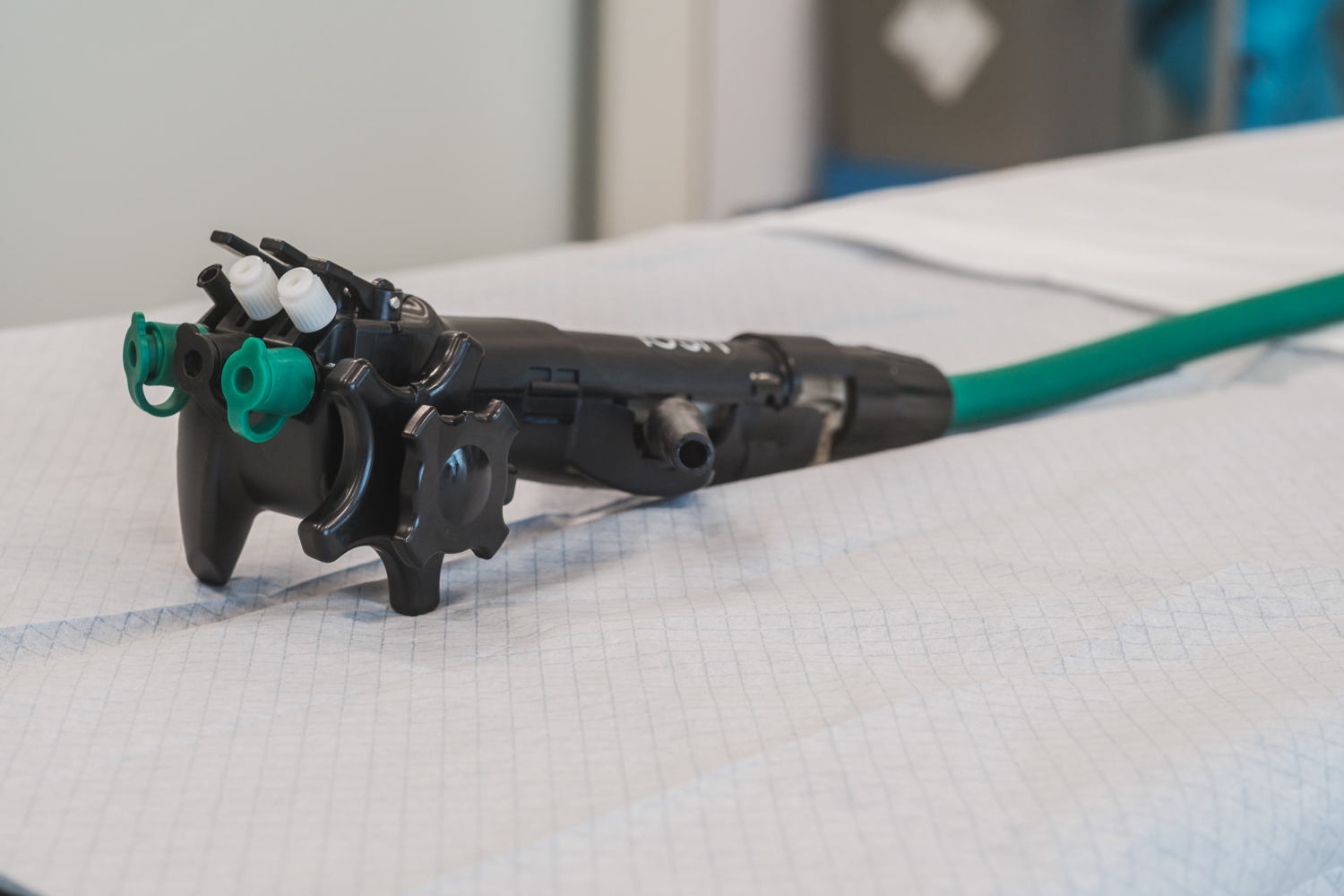 Met dit instrument wordt de buitenbocht van de maag aan elkaar geniet om de maag te verkleinen. (Foto: ZAS)