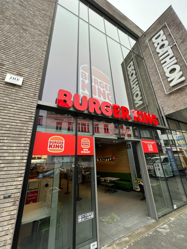 Vlammen bij de Maneblussers : BURGER KING® opent nieuw restaurant in Mechelen
