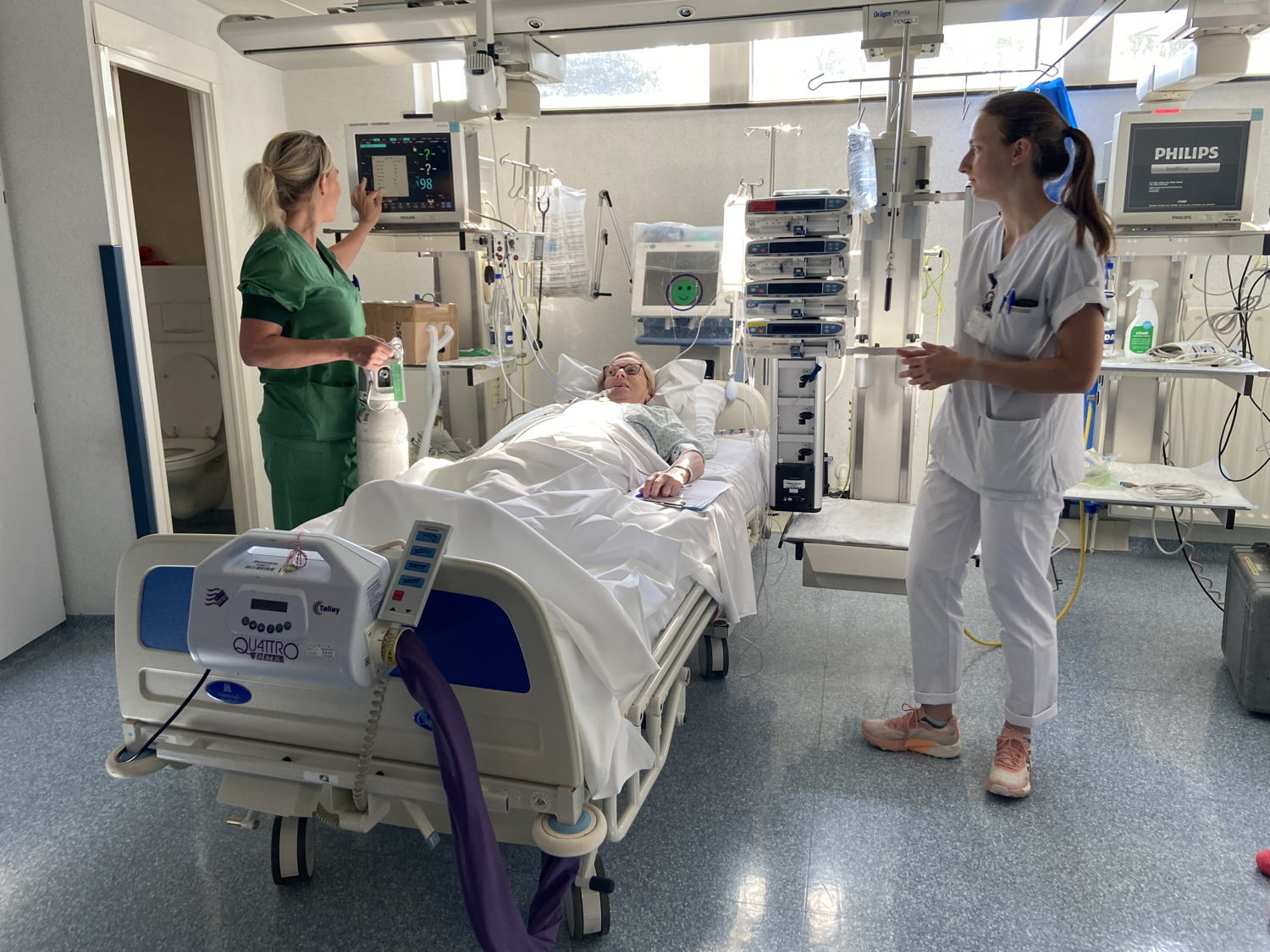 Een testpatiënt wordt op de afdeling Intensieve Zorg van ZNA Stuivenberg klaargemaakt voor de verhuis naar ZNA Cadix. (Foto: ZNA)