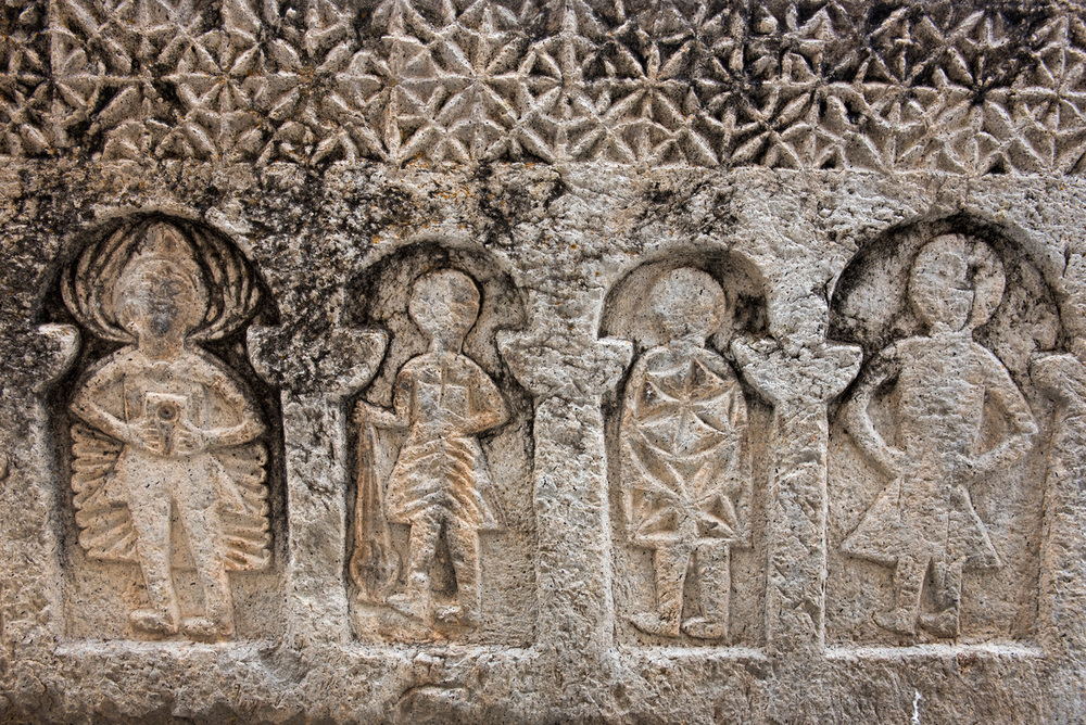 Région de Kashatagh, Sculpture représentant une famille sur tombe du 20ème en souvenir du génocide arménien (c) Yvan Travert / akg-images