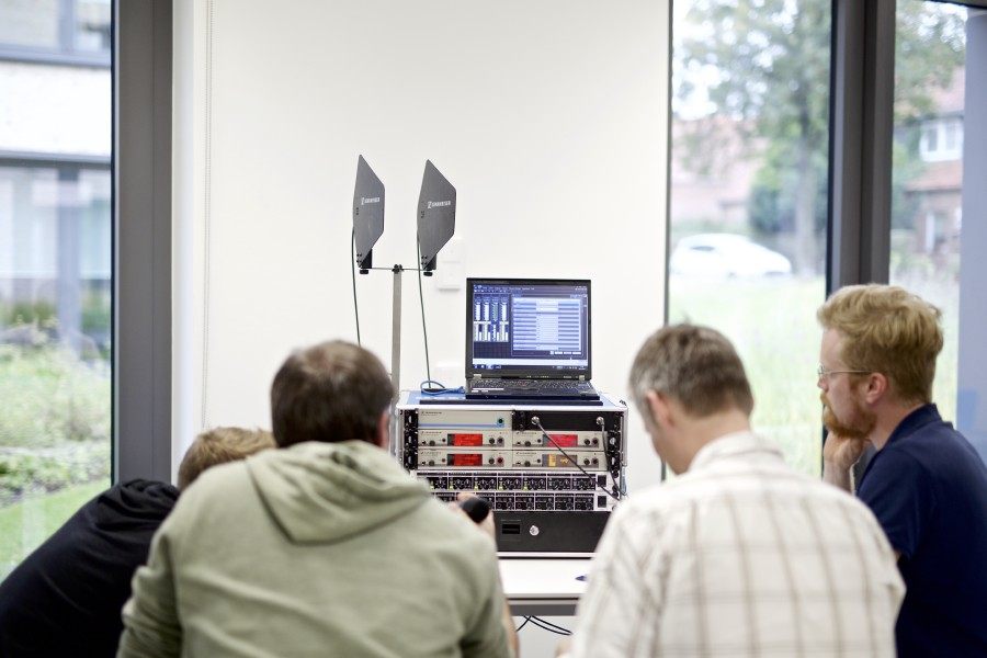 Teilnehmer der Sennheiser Sound Academy lernen in einem Praxis-Training wichtige Grundlagen rund um die HF-Technik.