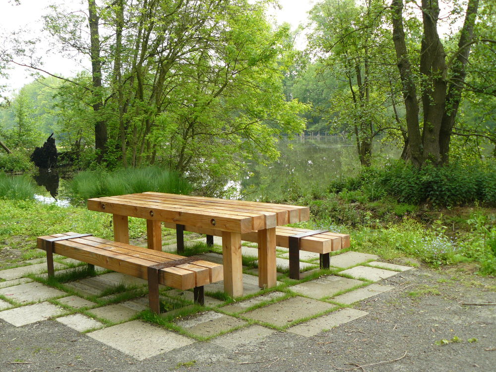 Nieuwe picknicktafels en banken nodigen de bezoeker uit om even te zitten en te genieten van de omgeving
