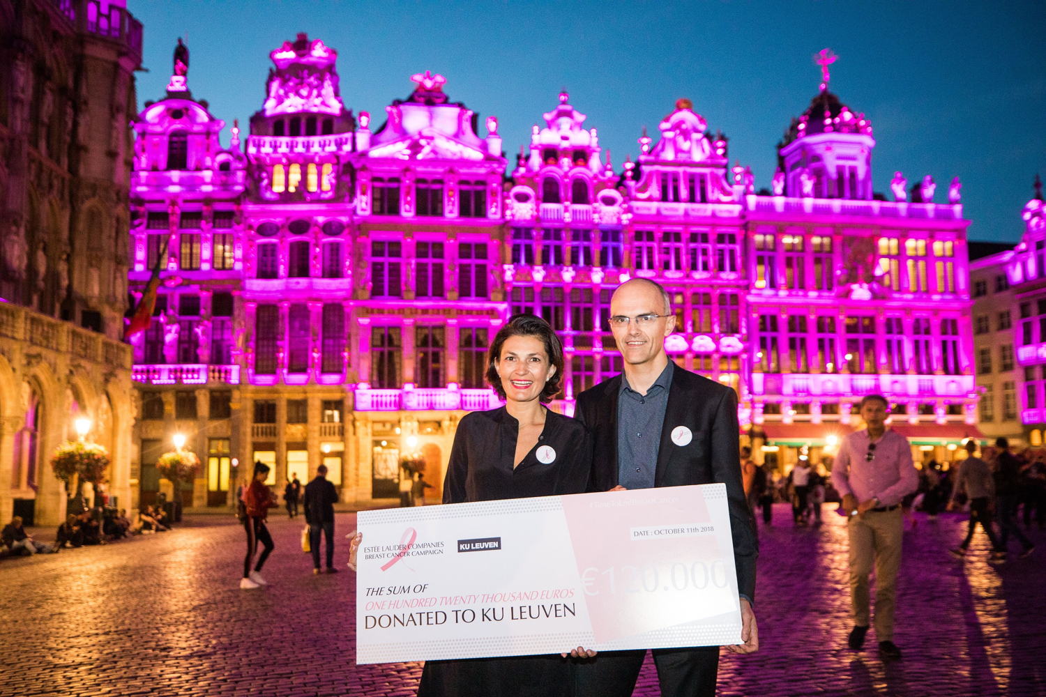 Isabelle De Cock (General Manager The Estée Lauder Companies Benelux) & Professor Dr. Hans Wildiers (Leuven Cancer Institute)
