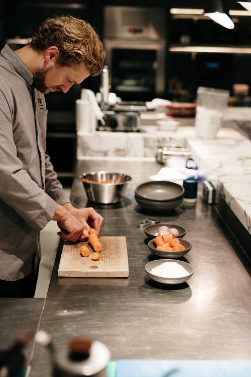 Sinds december 2019: Joris Bijdendijk kookt met Zeeuwsche Zoute in zijn keuken (Fotocredit: Zeeuwsche Zoute)
