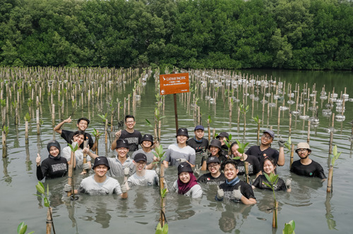 1 Ticket, 1 Tree:  Cathay Pacific Memimpin Jalan Penghijauan di Indonesia Dengan Menanam 3,000 Pohon Bakau