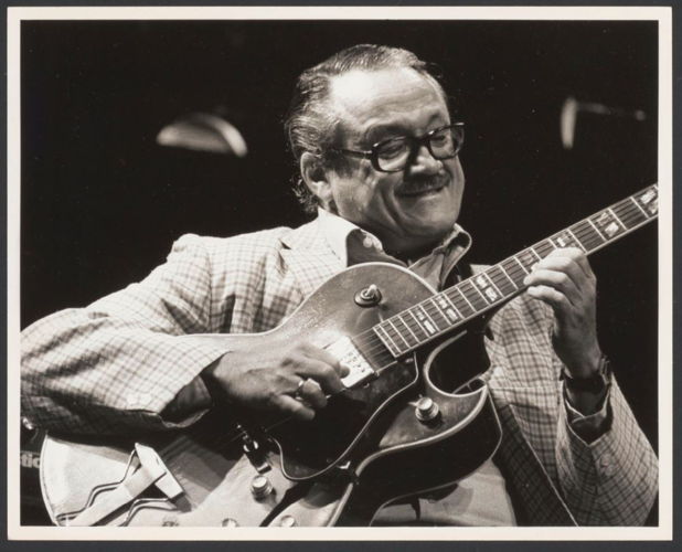 Toots à la guitare © KBR
