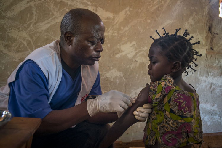 Een jong meisje wordt ingeënt tegen mazelen in het Congolese Kolo. Congo blijft geplaagd worden door mazelenepidemieën die steeds weer her en der opduiken © Diana Zeyneb Alhindawi