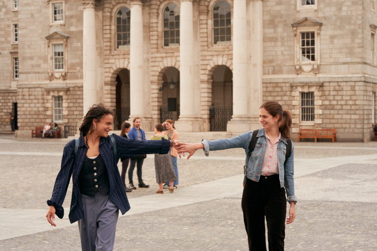 Bobbi (Sasha Lane) en Frances (Alison Oliver)