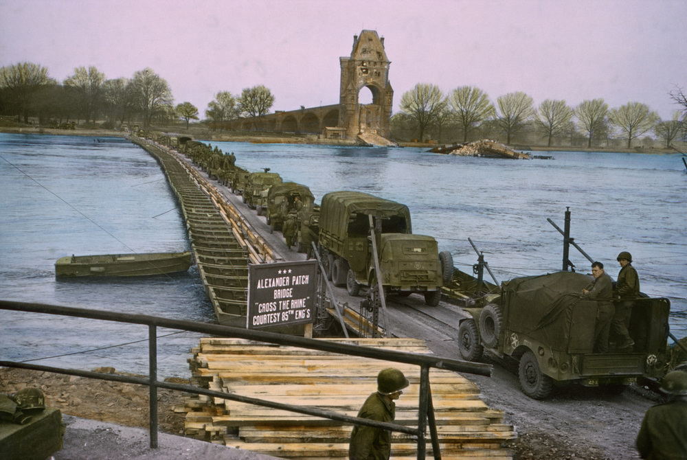 American Infantrymen and Trucks Crossing the Rhine near Worms, Germany, Central Europe Campaign, Western Allied Invasion of Germany, 1945. AKG7226793 © akg-images/Glasshouse/ JT Vintage