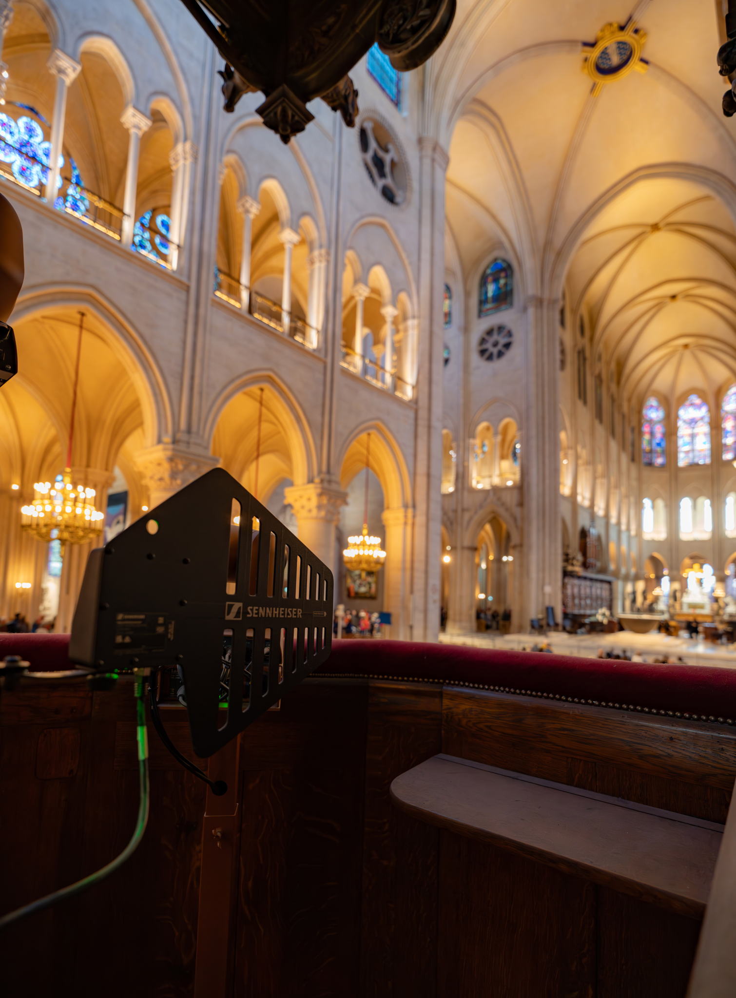 Unlike traditional RF wireless systems, Spectera does not employ diversity,
which halved the antenna requirement for Notre-Dame
(Photo credit: Olivier Allard) Unlike traditional RF wireless systems, Spectera does not employ diversity,
which halved the antenna requirement for Notre-Dame
(Photo credit: Olivier Allard)