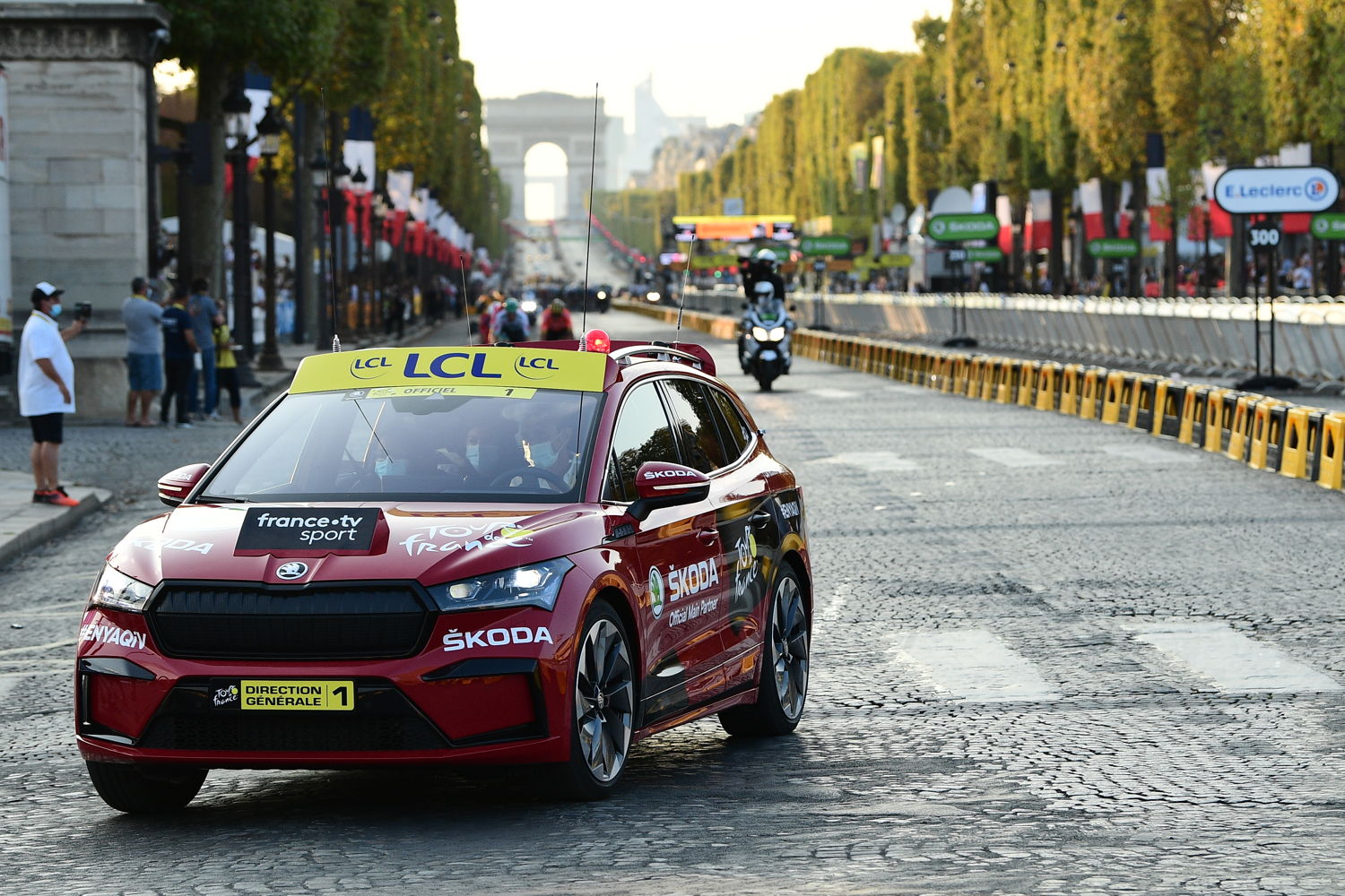 The fully electric ŠKODA ENYAQ iV again headed the
peloton as the leading vehicle (‘Red Car’) on yesterday’s
final stage from Mantes-la-Jolie to Paris. The new flagship
of ŠKODA’s model portfolio was fully retrofitted for this
specific purpose.
