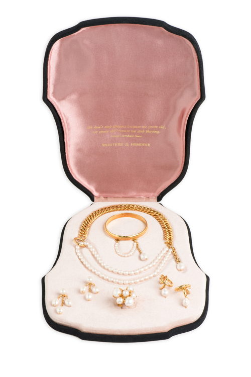 Wouters & Hendrix_Je est une autre_Coffret à Parure de la Peregrina_open_with_Jewellery_€2450 Wouters & Hendrix_Je est une autre_Coffret à Parure de la Peregrina_open_with_Jewellery_€2450