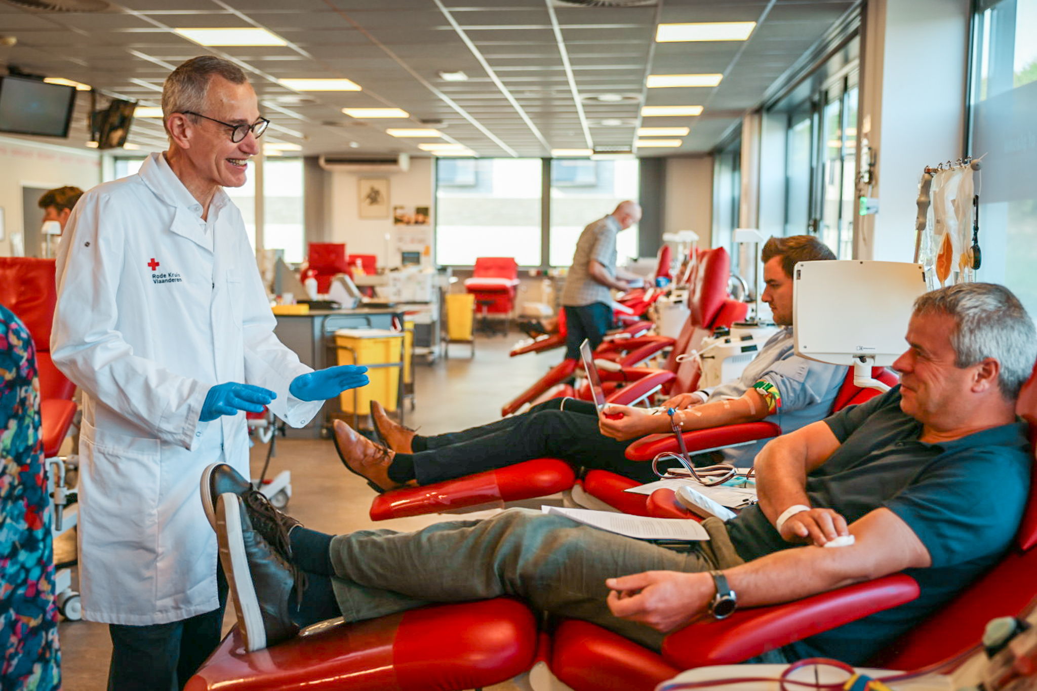 Minister van Volksgezondheid Frank Vandenbroucke op werkbezoek in het donorcentrum van Rode Kruis-Vlaanderen in Leuven