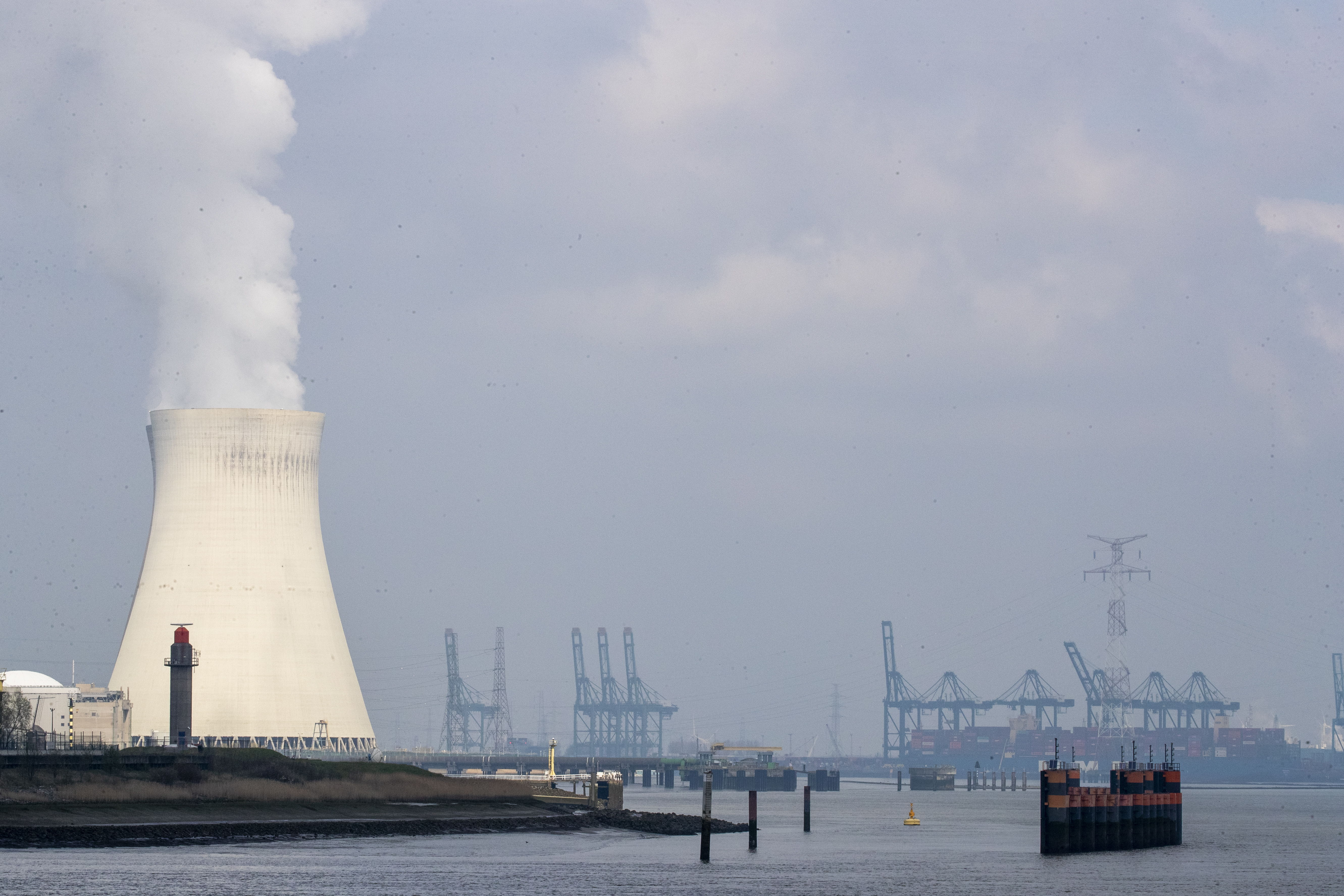 The Doel nuclear plant seen from Antwerp harbour © BELGA PHOTO NICOLAS MAETERLINCK