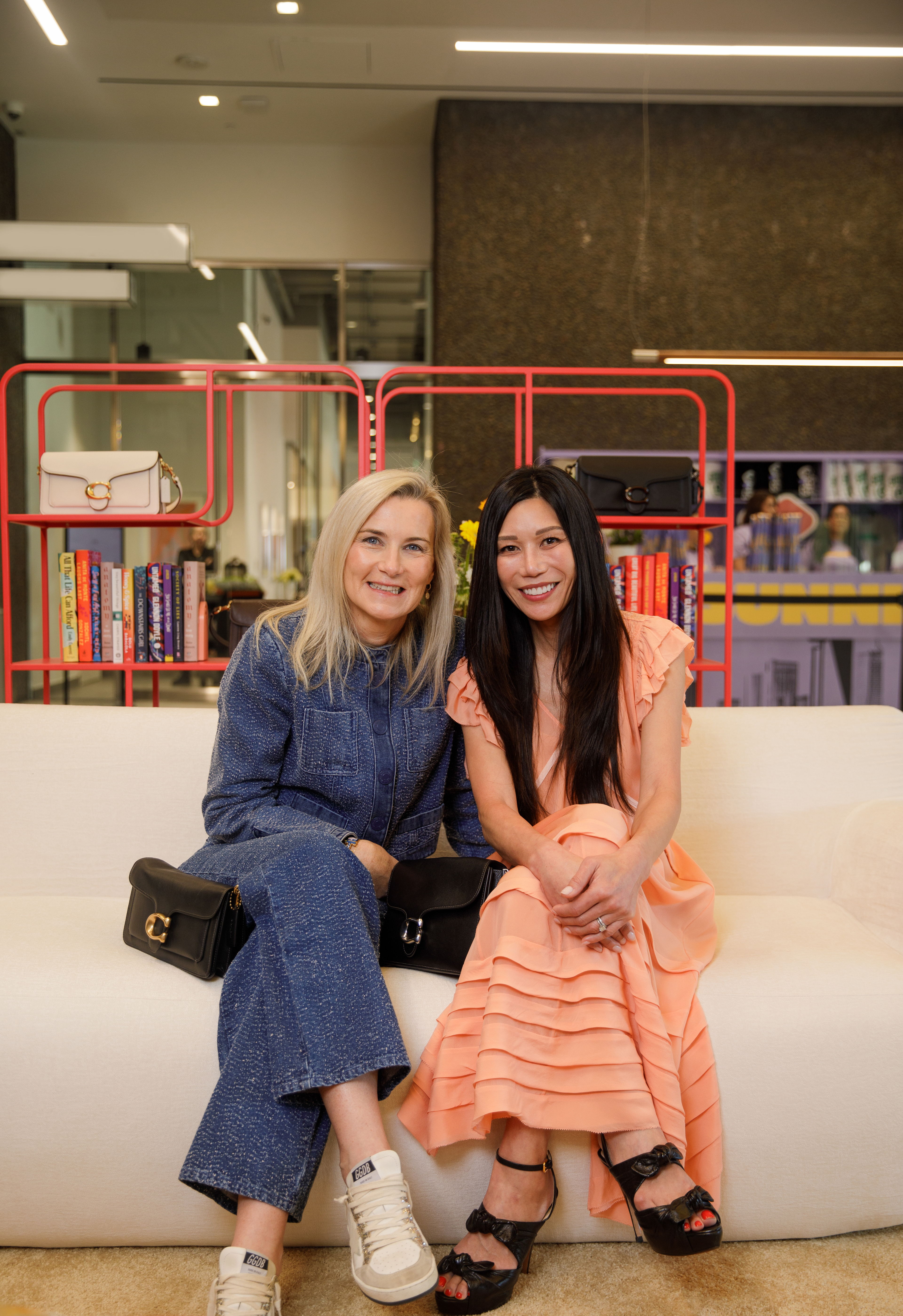 Coach anuncia alianza con el club de lectura Gen Z de Hello Sunshine: "SUNNIE READS"