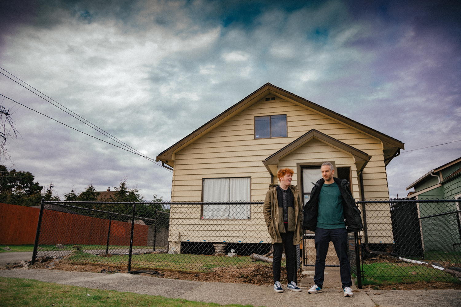 Stijn Van de Voorde en Thibault Christiaensen aan het huis waar Kurt Cobain van Nirvana opgroeide