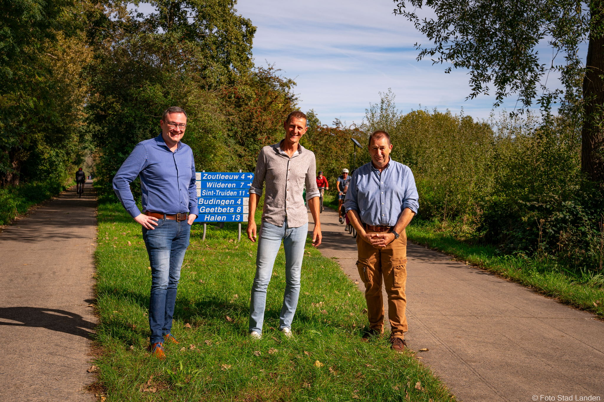 ©Regionaal Landschap Zuid-Hageland: Van links naar rechts: schepenen Andy Vandevelde (Linter), Raf Lambeets (Zoutleeuw) en Roland Strouven (Geetbets) aan het Groene Spoor ©Regionaal Landschap Zuid-Hageland: Van links naar rechts: schepenen Andy Vandevelde (Linter), Raf Lambeets (Zoutleeuw) en Roland Strouven (Geetbets) aan het Groene Spoor
