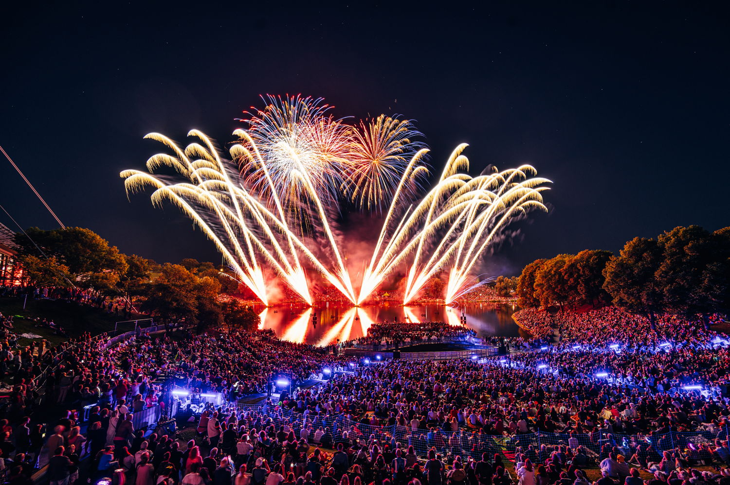 „A Sign of Life“: Jubiläums-Feuerwerk erstmals mit Olympiaturm und Olympiastadion (Foto Credit: Olympiapark)