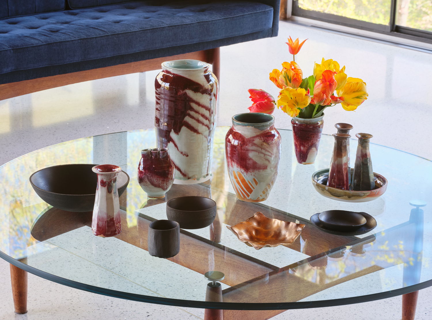 Works pictured: Gerald Luss, Coffee Table for The Gerald Luss House (c. 1950s); micaceous clay vessels by Johnny Ortiz (2021); porcelain vases by Frances Palmer (2021); Alma Allen bronze dish, Not Yet Titled (2019).