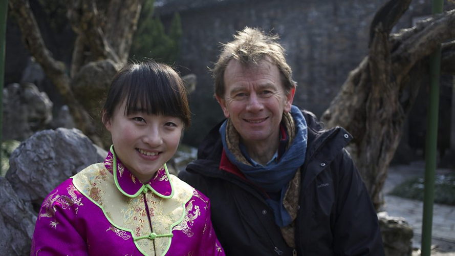 Michael Wood en vrouw in traditionele outfit in Yangzhou