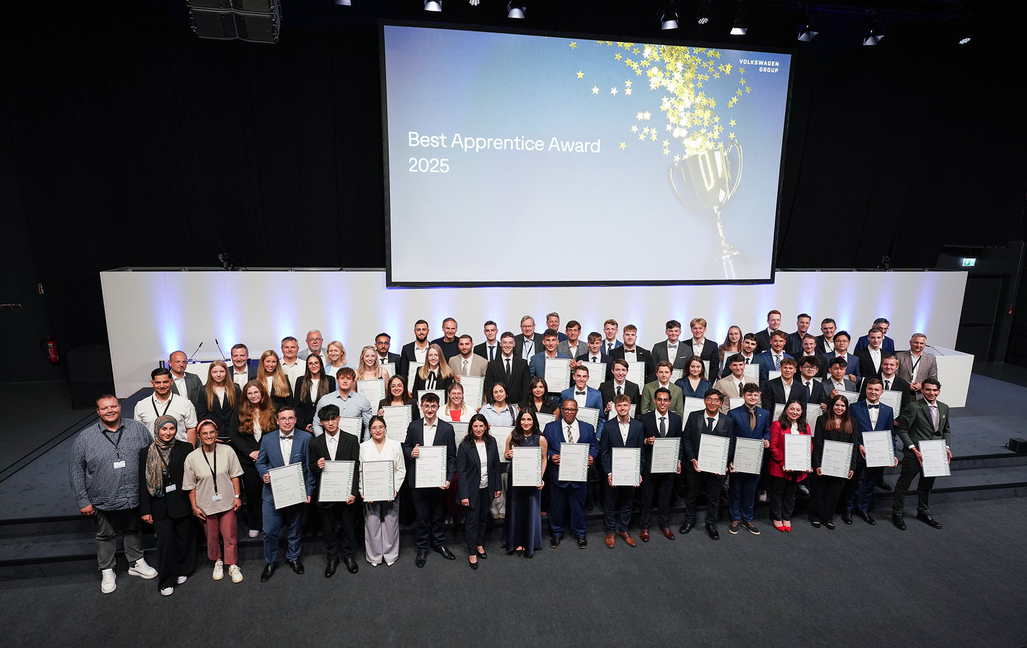 Talento mexicano en el escenario global: aprendiz del Centro de Formación Dual de Volkswagen Group Academy México (VWGAM) recibe reconocimiento en Alemania 