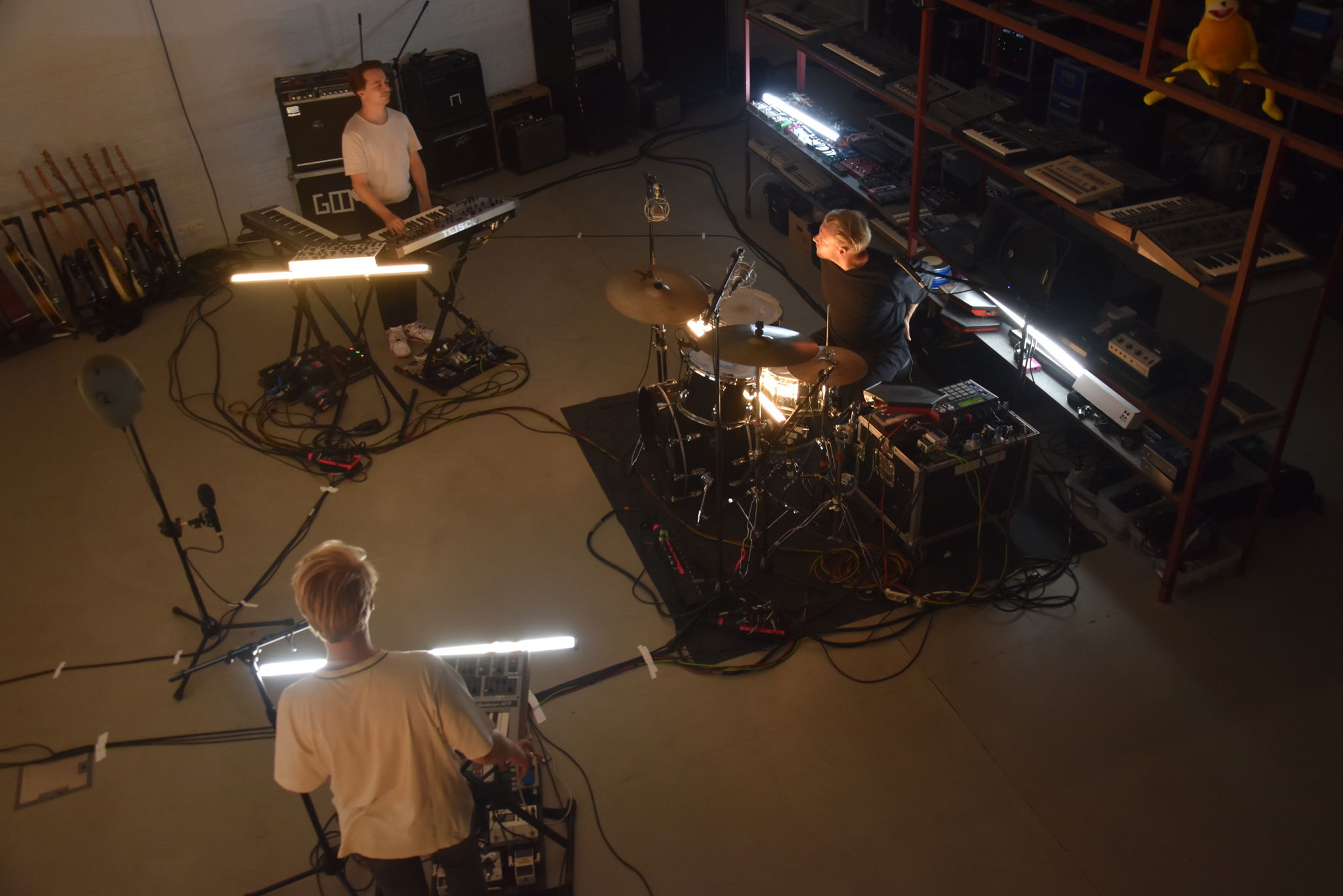 L’installation est un mélange de microphones individuels pour la captation du groupe, tandis que les micros Sennheiser AMBEO VR ont été utilisés comme microphones principaux pour un son immersif. La tête binaurale Neumann KU 100 a servi de référence pour la vidéo L’installation est un mélange de microphones individuels pour la captation du groupe, tandis que les micros Sennheiser AMBEO VR ont été utilisés comme microphones principaux pour un son immersif. La tête binaurale Neumann KU 100 a servi de référence pour la vidéo