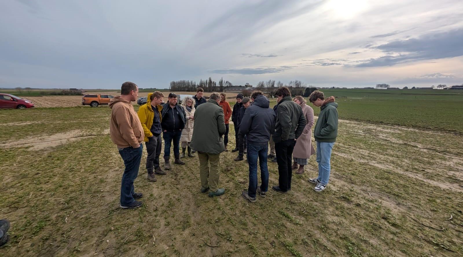 De bodempioniers bezoeken een veld met een mengsel van groenbedekkers. ©Vlaamse Landmaatschappij, Steffie Geysens De bodempioniers bezoeken een veld met een mengsel van groenbedekkers. ©Vlaamse Landmaatschappij, Steffie Geysens
