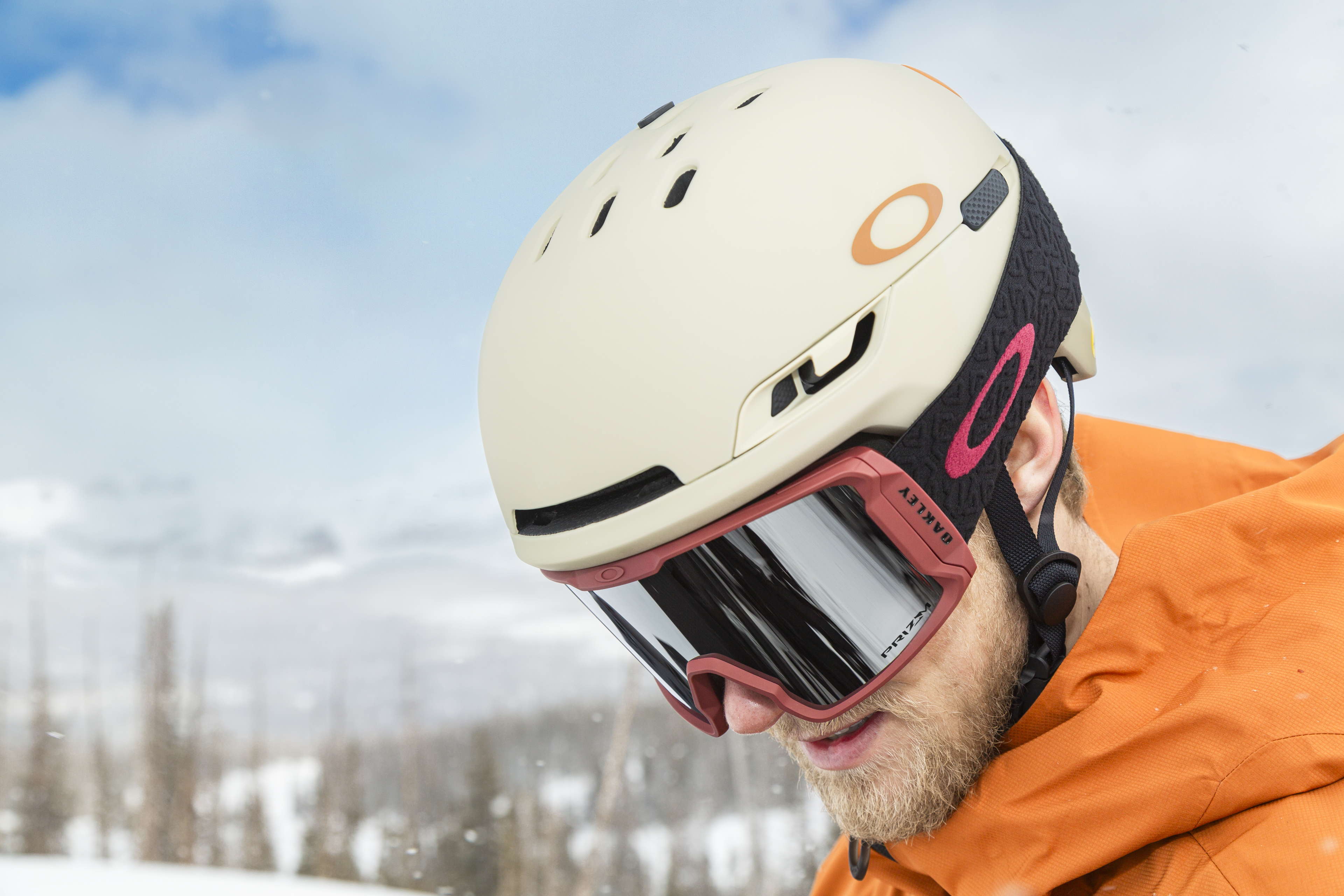 OAKLEY® LANZA EL NUEVO MODBC, UN CASCO DE NIEVE ESPECIALIZADO PARA TRAVESÍA