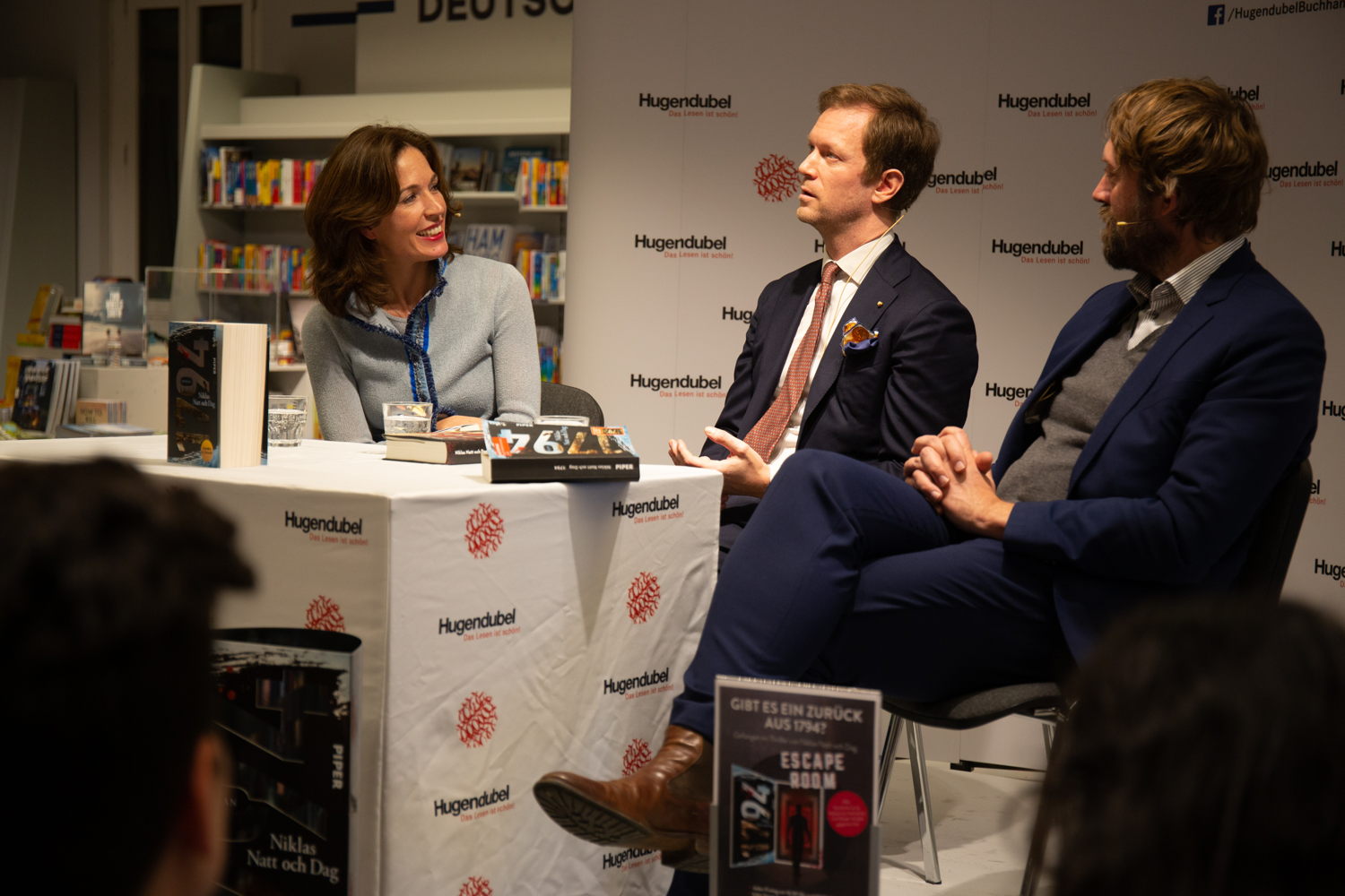 Niklas Natt och Dag und die Piper-Verlegerin Felicitas von Lovenberg boten dem Publikum einen angeregten Abend.