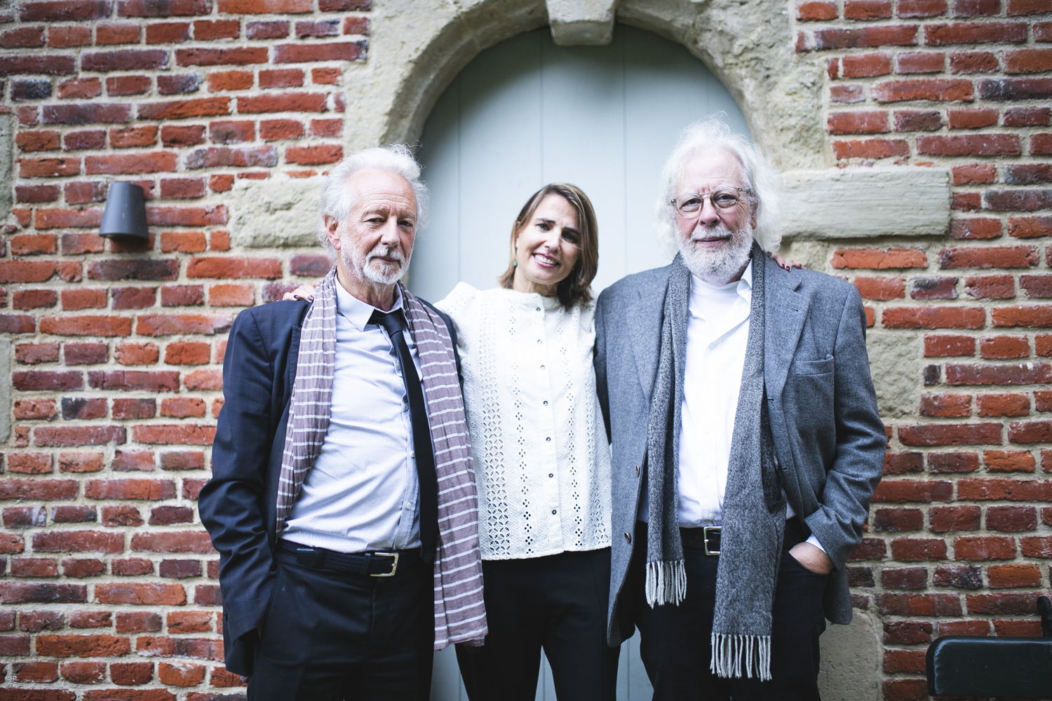 Stefan Hertmans, Isabel Lowyck (Kasteel van Gaasbeek) en Hugo Degreef (School van Gaasbeek) voor de Hermitage.  ©CLessire