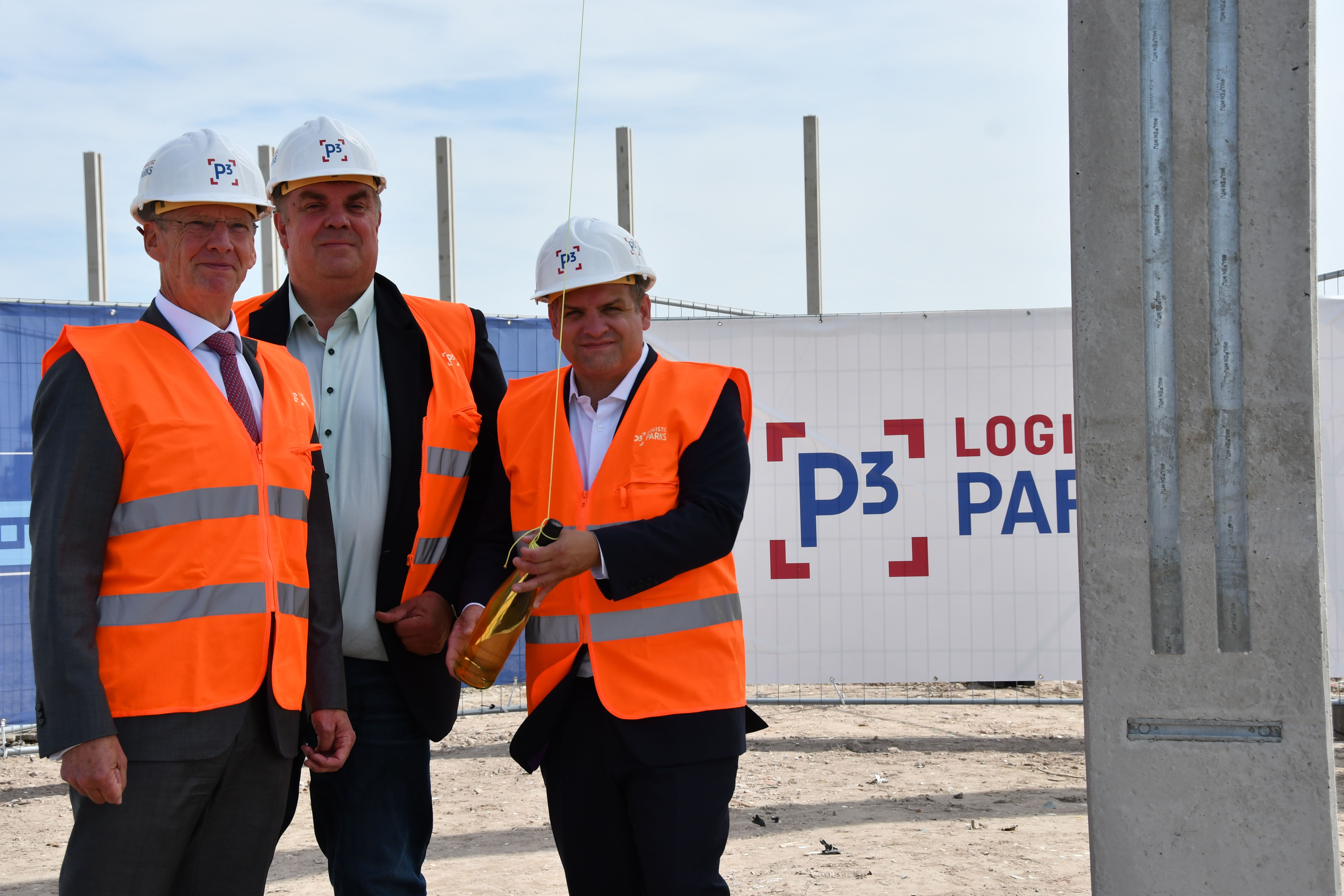 P3 beginnt mit der Errichtung der ersten Stütze die Bauarbeiten am Tiefwasserhafen ​
(von links: Andreas Bullwinkel, Carsten Feist und Sönke Kewitz)