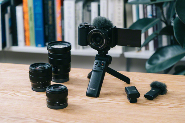 Sony Electronics представя нов фотоапарат за влогове със сменяеми обективи ZV-E10  за влогъри и автори на видео съдържание 
