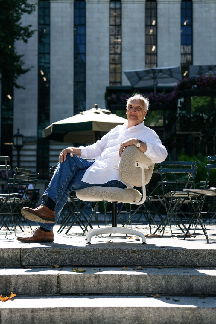 Bruce Hannah with the Morrison Hannah Chair. Courtesy of Knoll. 