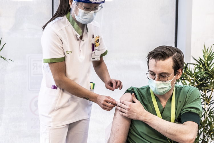 Dr. Johan Clukers (pneumoloog ZNA Middelheim) krijgt de eerste dosis van het Moderna-vaccin. (foto: Maxime Minsen) 