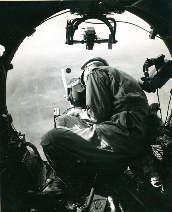 AKG940847 Bombardier of the US Air Force is checking the distance to the target 25 seconds before bombing starts. ©akg-images