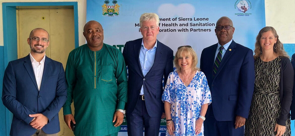 Sierra Leones hälsominister tillsammans med Mercy Ships ledningsgrupp.