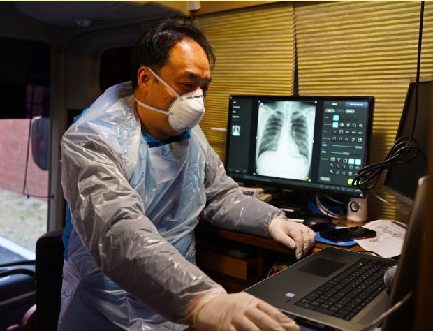 A physician working in a coronavirus care center nearby Daegu, South Korea, is using Lunit INSIGHT CXR to interpret chest x-ray image of a coronavirus patient. [Photo by Seoul National University Hospital]
