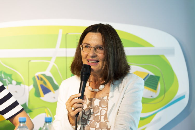 Olympiapark-Geschäftsführerin Marion Schöne erzählte Spannendes zum Konzept des Sommernachtstraums aus Kunst, Kulinarik und Kultur. Als Highlight gibt es wie jedes Jahr das Feuerwerk in Form eines besonderen Klang-Farbenspiels. (Fotocredit: Anna Schnauss / Hangenfoto)