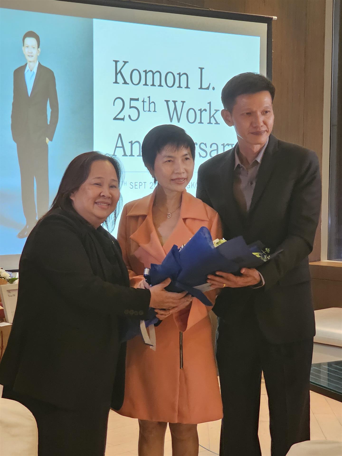 Ingredients CEO Lim Siew Tin presenting flowers to Komon and his wife