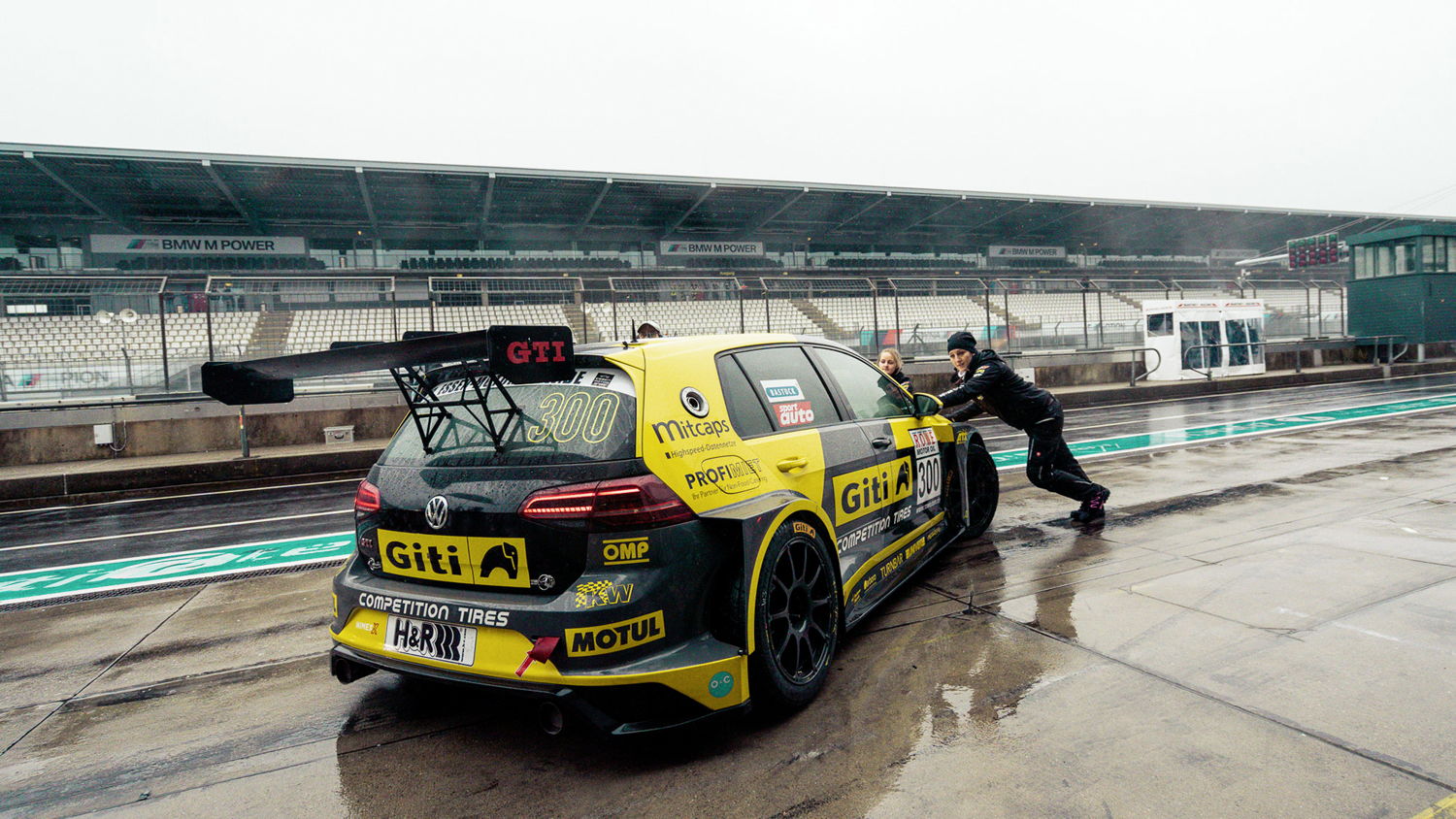 Fuertes lluvias: El circuito Nürburgring tiene todo para sorprender al equipo de “Girls Only”, así como al Golf GTI TCR, en términos de clima.
