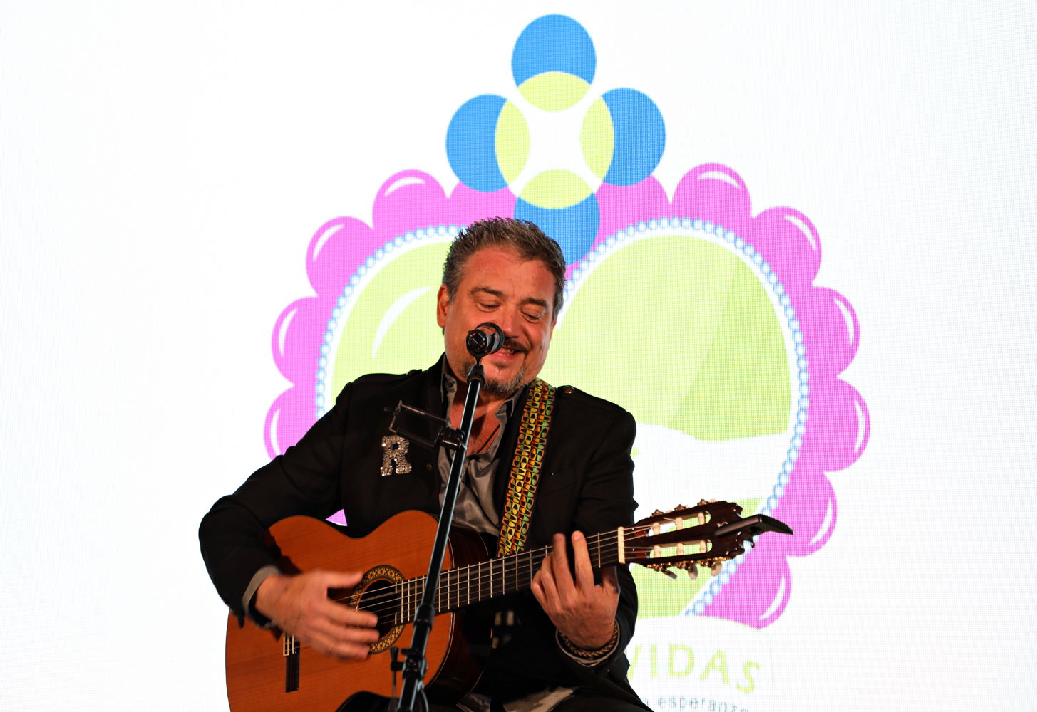 Raúl Ornelas canta para los asistentes al encuentro. 