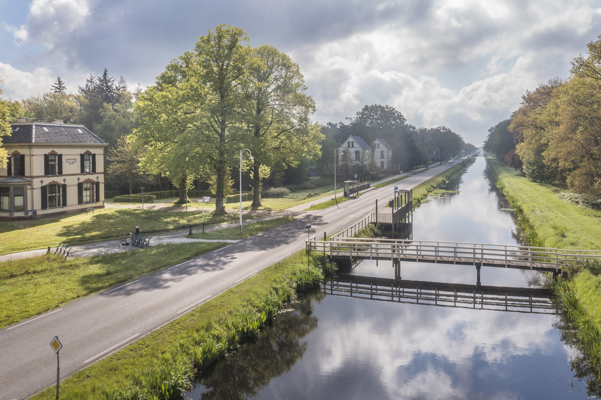Veenhuizen Hoofdweg met Directiehotel Excelsior foto Miranda Drenth