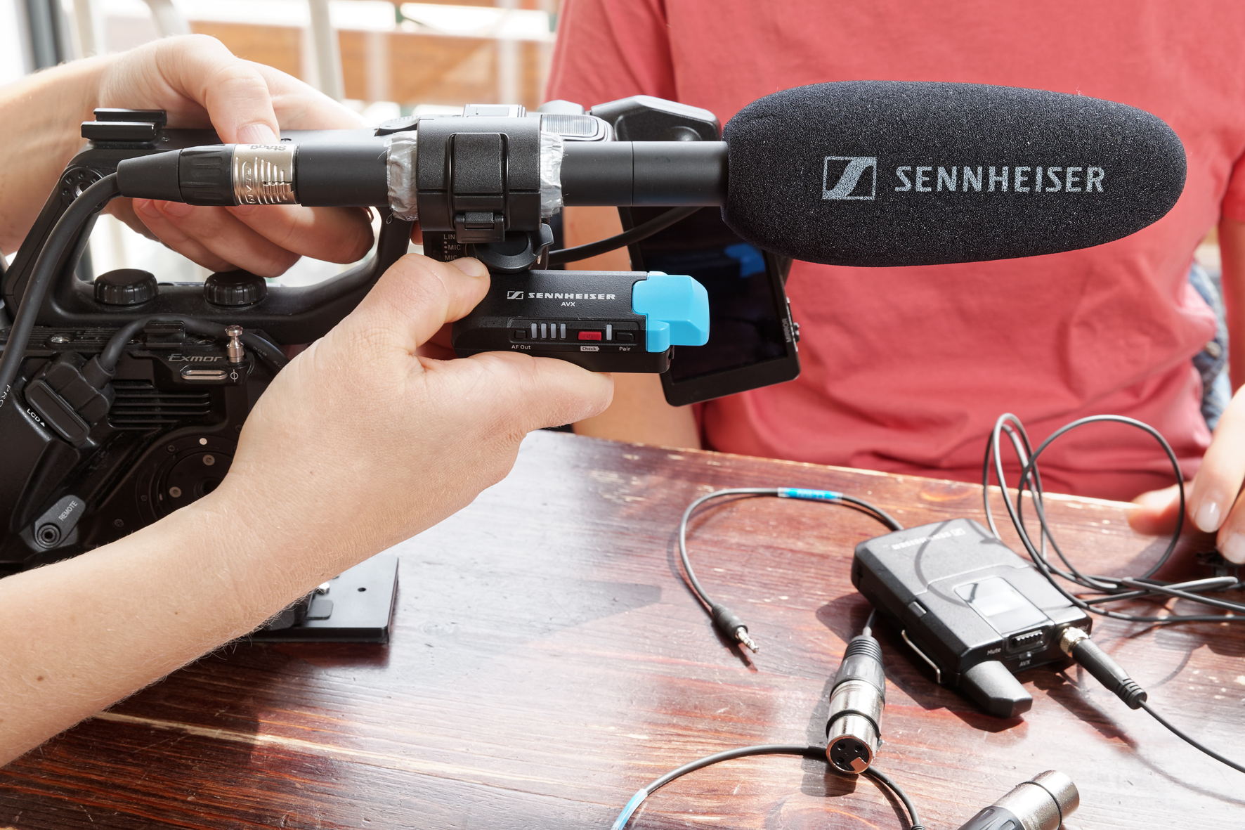 Beim Sennheiser AVX können sich die beiden Kamerafrauen auf die einfache Handhabung des Produkts verlassen Beim Sennheiser AVX können sich die beiden Kamerafrauen auf die einfache Handhabung des Produkts verlassen