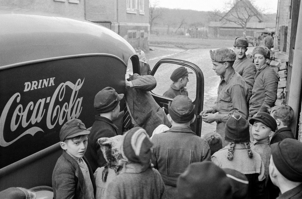 German children waiting to taste Coca-Cola. Photo, 1948 AKG6166438 © akg-images / Tony Vaccaro German children waiting to taste Coca-Cola. Photo, 1948 AKG6166438 © akg-images / Tony Vaccaro